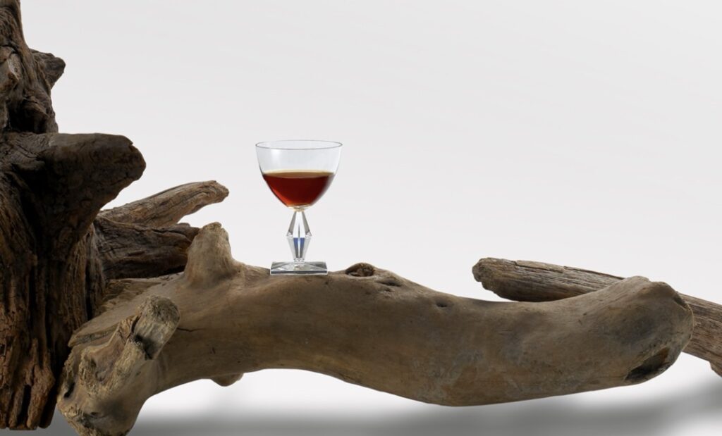 琥珀色の時間を飲む。日本酒「古酒」がもたらす熟成体験と、いま味わうべき理由